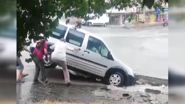 Ankara’da sağanak: Yollar göle döndü